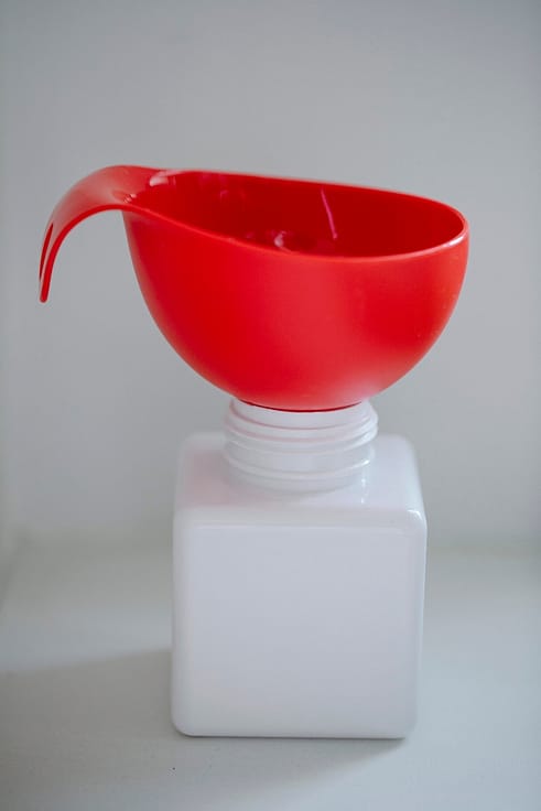 Salesfunnel - Verkaufstrichter - Plastic jar with red funnel
